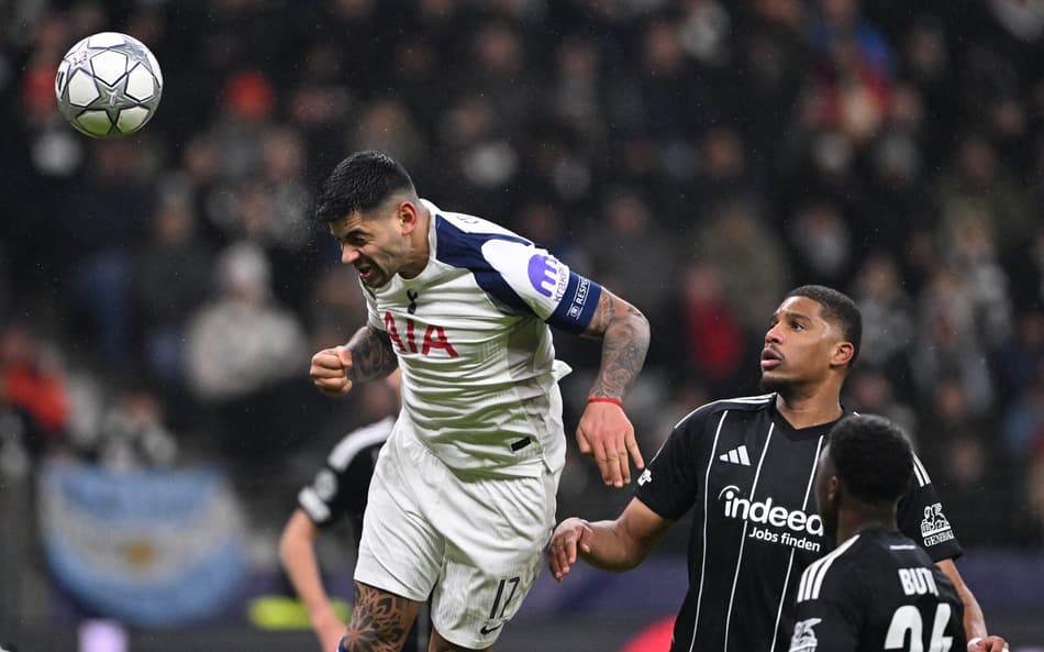Cristian Romero em ação pelo Tottenham (Foto: Kirill KUDRYAVTSEV / AFP)