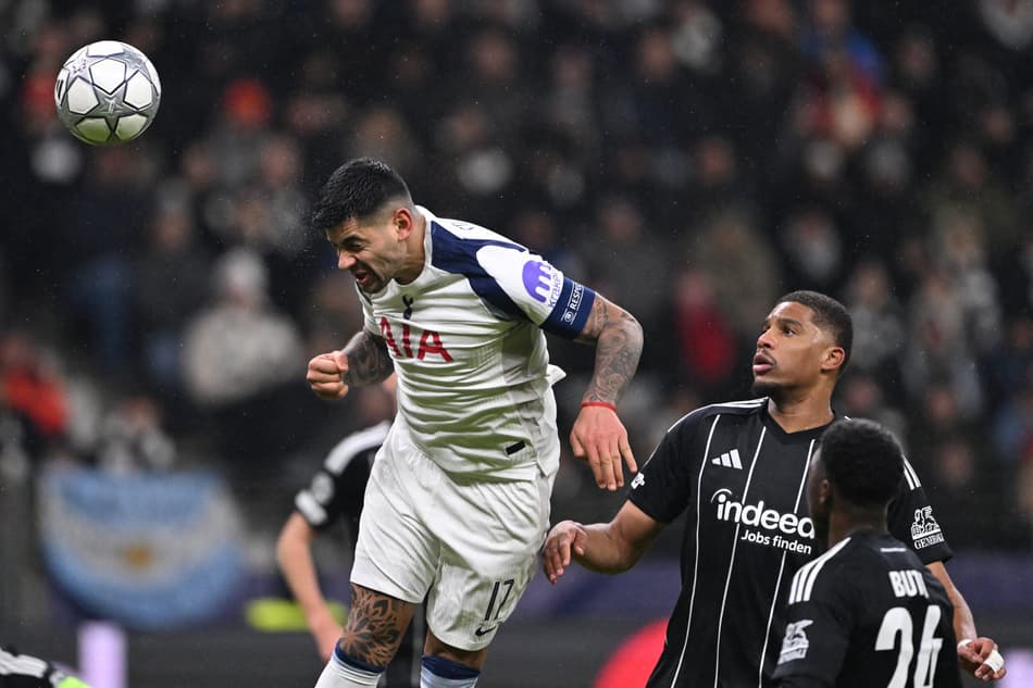 Cristian Romero em ação pelo Tottenham (Foto: Kirill KUDRYAVTSEV / AFP)