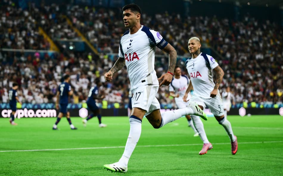 Romero comemora gol do Tottenham sobre o PSG na Supercopa da Europa