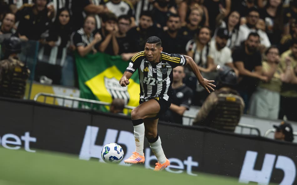 Rony sofreu um edema muscular na partida contra o Sport (Foto: Pedro Souza / Atlético)