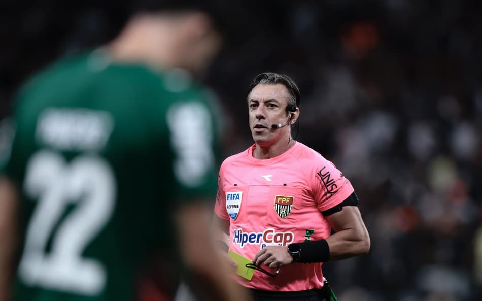 Atitude de Raphael Claus com Flaco López revolta torcedores do Corinthians