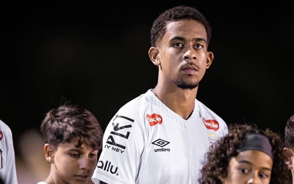 João Alencar avalia vivência no profissional do Santos e comenta expectativa pelo Brasileirão Sub-20