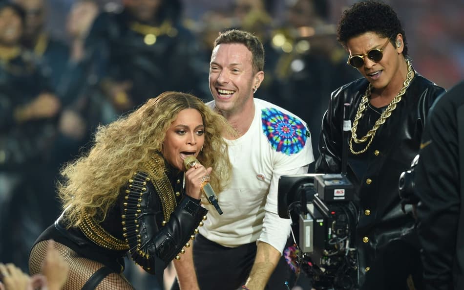 Coldplay, Beyoncé e Bruno Mars foram as atrações do Show do Intervalo do Super Bowl L (Foto: AFP / TIMOTHY A. CLARY)