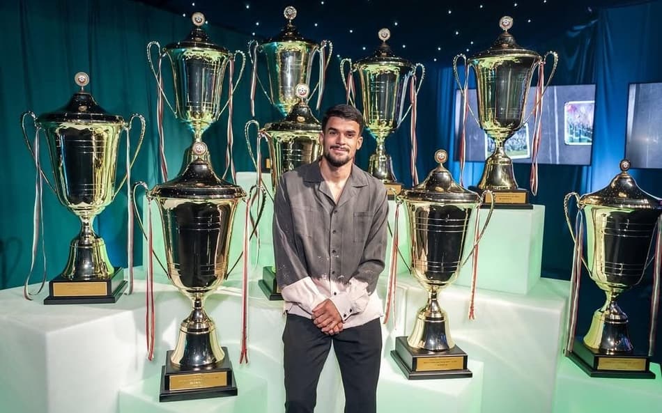 Cauly posa com as taças conquistadas na Bulgária Foto: Redes Sociais