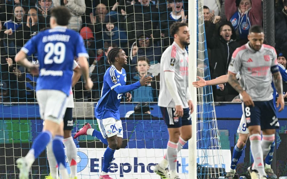 Pela Ligue 1, o Strasbourg venceu o Lyon por 3 a 1 (Foto: SEBASTIEN BOZON / AFP)