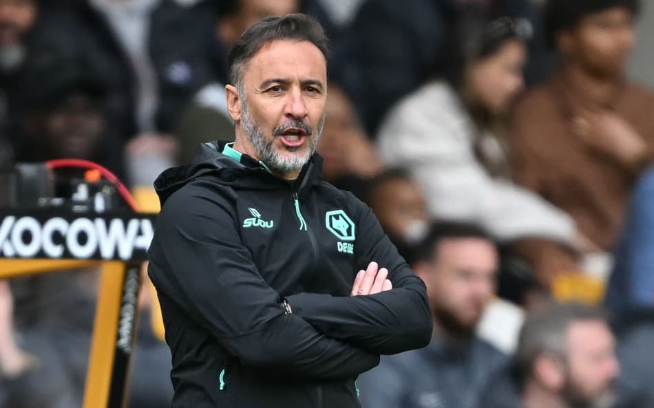 Técnico do Wolverhampton, Vitor Pereira observa jogo contra o Tottenham, pela Premier League