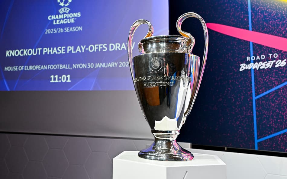Troféu da Champions League exposto no sorteio dos playoffs do torneio