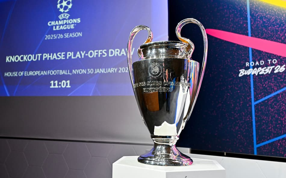 Troféu da Champions League exposto no sorteio dos playoffs do torneio