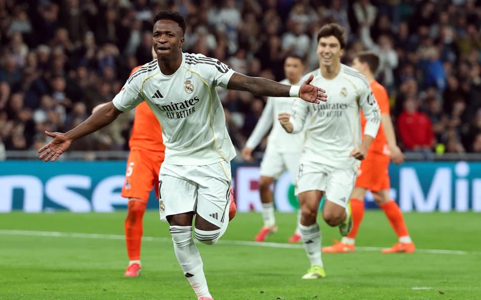 Vini Jr comemora gol marcado de pênalti pelo Real Madrid sobre a Real Sociedad, pela La Liga