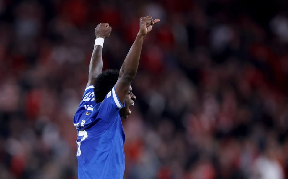 Vini Jr comemora gol marcado pelo Real Madrid sobre o Benfica, na Champions League