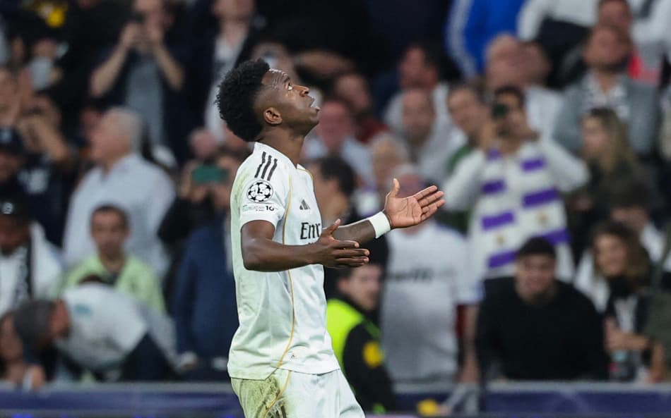Vini Jr comemorando o gol feito pelo no duelo entre Real Madrid x Benfica (Foto: Pierre-Philippe Marcou/AFP)