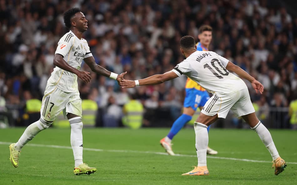 Vini Jr e Mbappé se cumprimentam durante Real Madrid x Valencia, pela La Liga