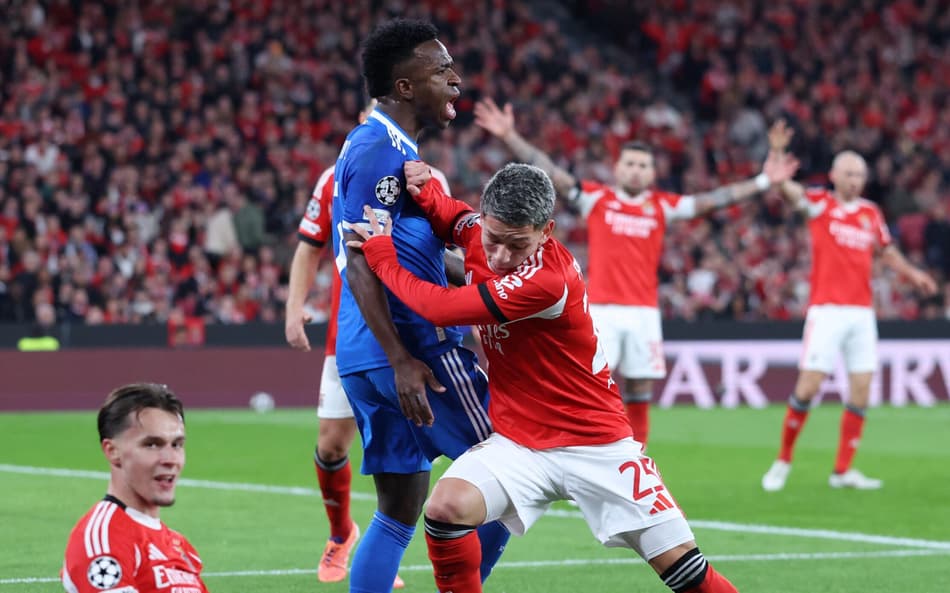 Vini Jr e Prestianni durante jogo entre Benfica e Real Madrid, pela Champions League