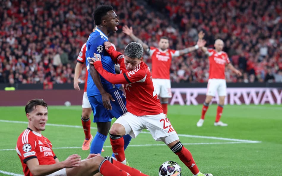 Vini Jr e Prestianni durante jogo entre Benfica e Real Madrid, pela Champions League