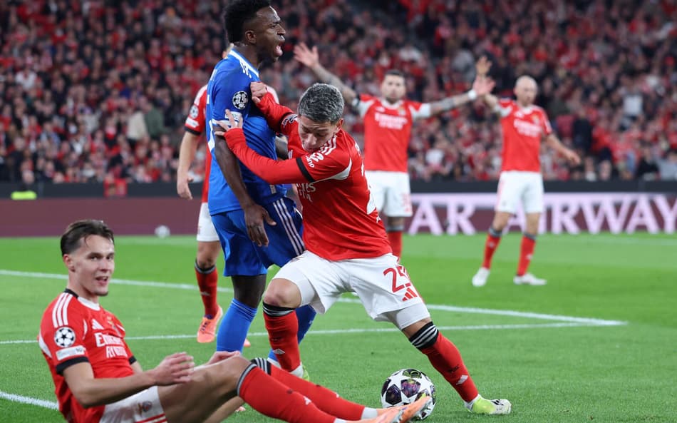 Vini Jr e Prestianni durante jogo entre Benfica e Real Madrid, pela Champions League