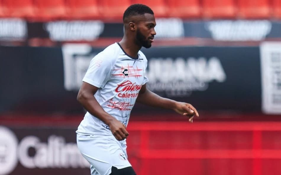 Vitinho com a camisa do Tijuana (Foto: reprodução/redes sociais)