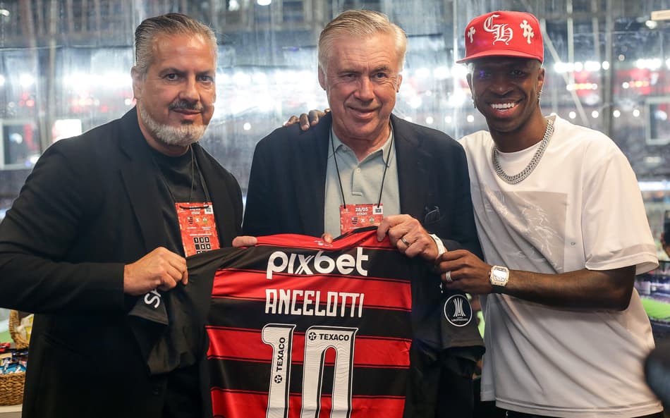 Vini Jr no Maracanã ao lado de Ancelotti e José Boto (Foto: Divulgação/Flamengo)
