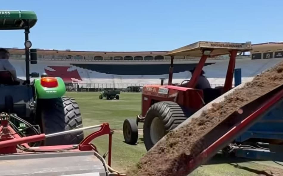 Troca do gramado de São januário