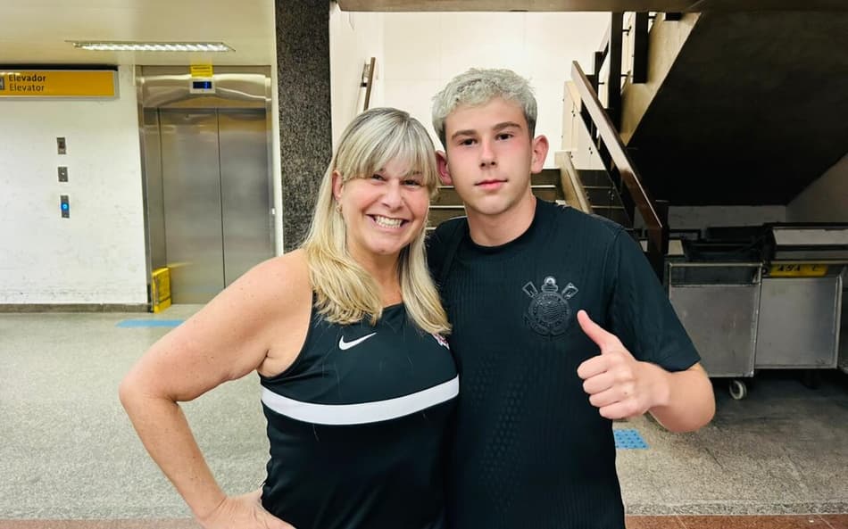 Mãe e filho em Guarulhos após título do Corinthians na Supercopa (Foto: Guilherme Lesnok/Lance!)