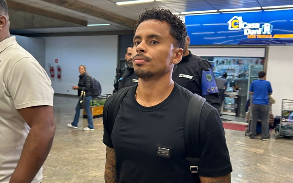 Allan desembarcou no Aeroporto de Guarulhos para assinar com o Corinthians.
