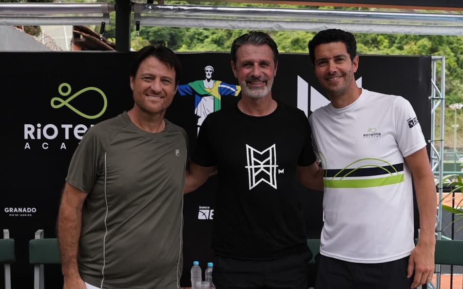 Eduardo Frick (e), Patrick Mouratoglou e André Sá na Rio Tennis Academy (Foto: Allan Christian)