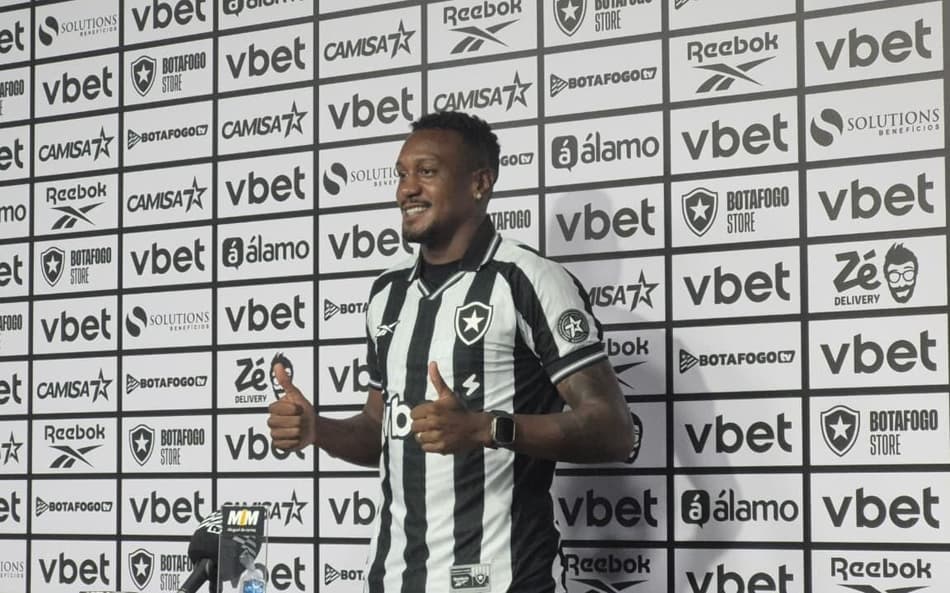 Edenílson foi apresentado pelo Botafogo (Foto: Leonardo Bessa/Lance!)