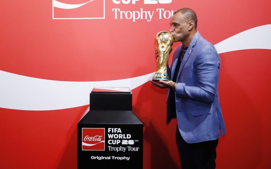 Denilson campeão mundial 2002 seleção brasileira beija taça da Copa do Mundo no tour da taça da copa do Mundo (crédito Giselly Corrêa. Lance!)