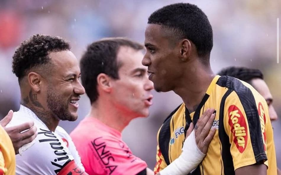 Dantas com Neymar em Novorizontino x Santos pelo Paulistão 2026 (Foto: Divulgação)
