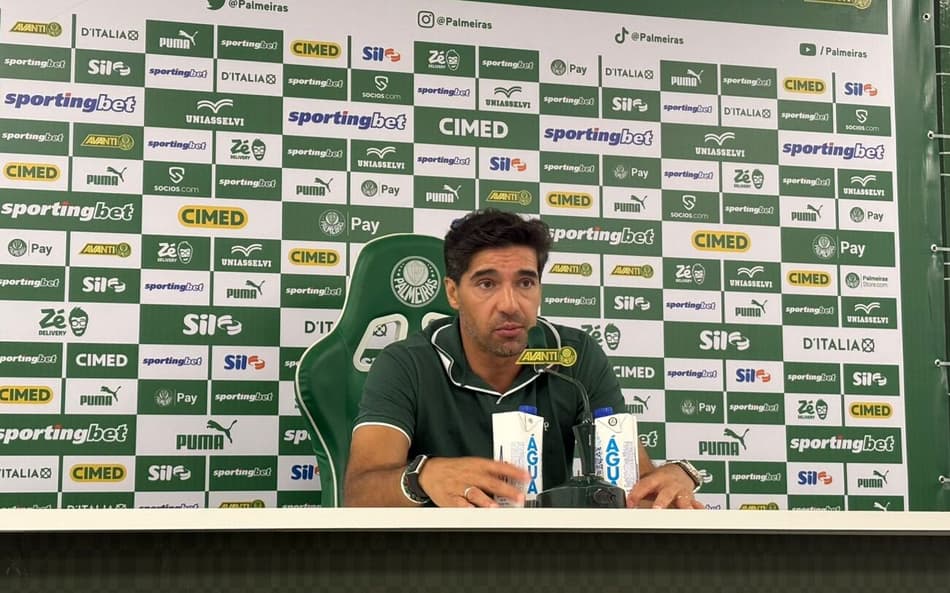 Abel explica manutenção dos titulares no Palmeiras, exalta Arias e questiona expulsão