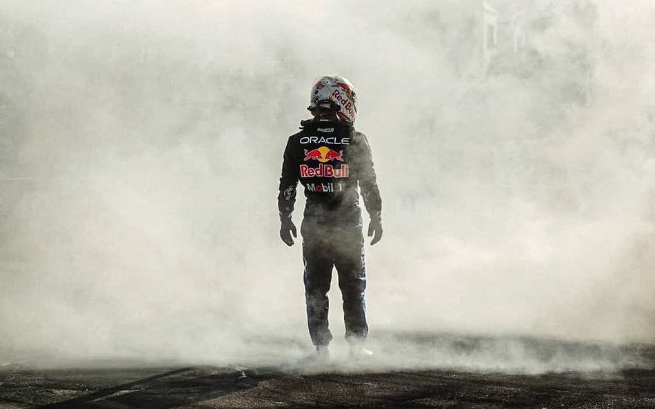 Yuki Tsunoda, piloto da Red Bull, após sair do veículo em chamas em evento de exibição (Foto: Reprodução Instagram/@leonczik)