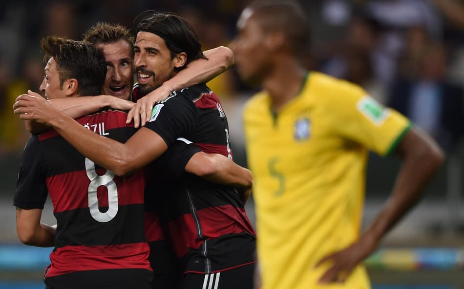 ATENCAO EDITORES! FOTOS EMBARGADAS PARA VEêCULOS DE FORA DO BRASIL - Sami Khedira da Alemanha comeora com seus companheiros mais um gol de equipe durante partida contra o Brasil no estadio Mineirao pelas semi-finais da Copa do Mundo 2014
