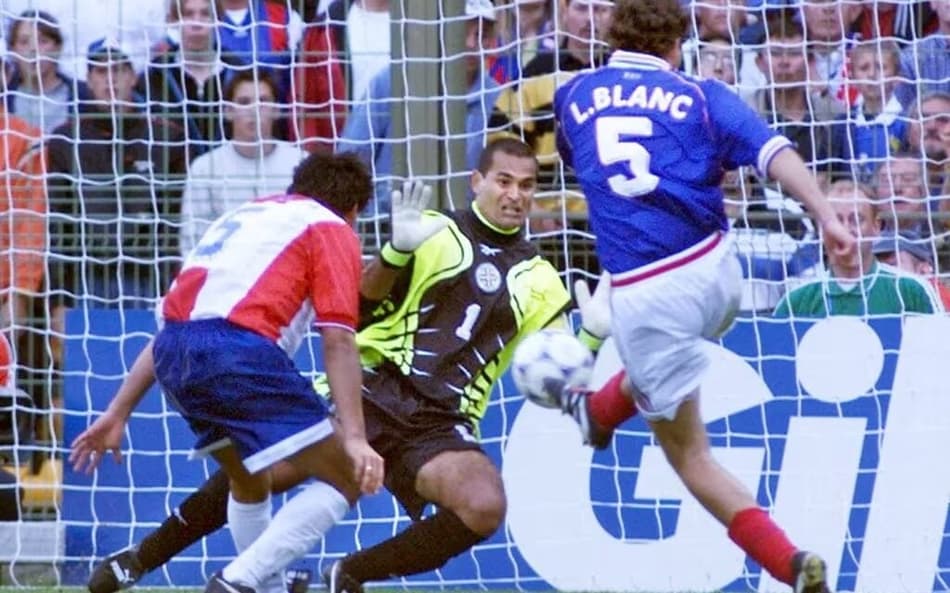 Laurent Blanc chuta para marcar o primeiro gol de ouro da história das Copas do Mundo