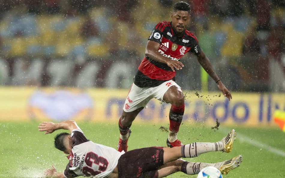 Bruno Henrique em campo pelo Flamengo na Recopa Sul-Americana (Foto: Jorge Rodrigues/AGIF/Gazeta Press)