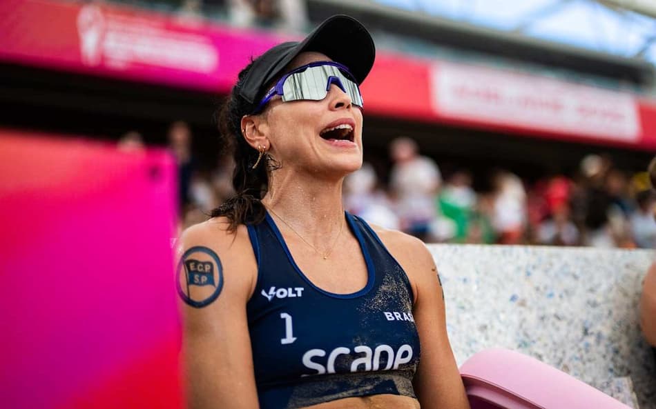 Ao lado de Rebecca, Carol Solberg conquista o bronze no Mundial de Vôlei de Praia 2025 (Foto: Volleyball World)