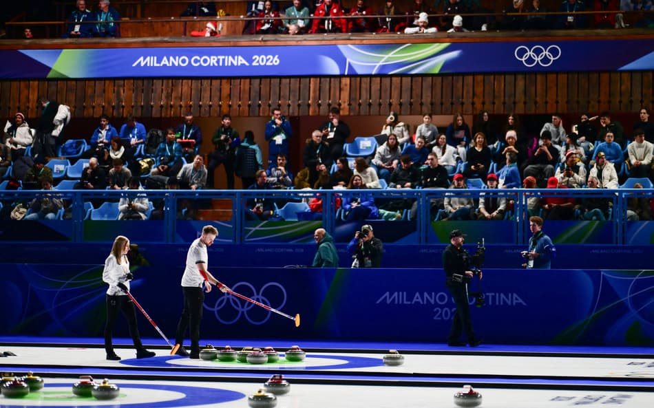 Estreia do curling foi interrompida por queda de energia em Cortina D'Ampezzo
