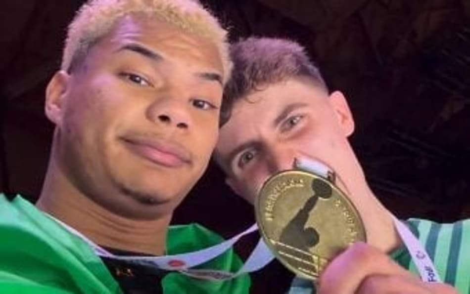 Darlan exibe a medalha de campeão da Copa Itália (Reprodução)