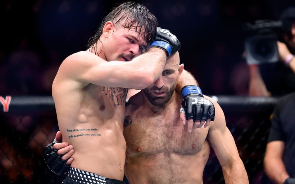 Diego Lopes e Alexander Volkanovski após luta no UFC 325 (Foto: STEVEN MARKHAM / AFP)