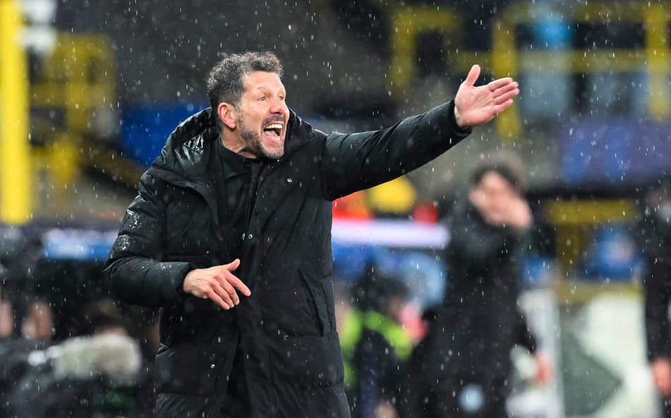 Diego Simeone em ação pelo Atlético de Madrid contra o Club Brugge (Foto: NICOLAS TUCAT / AFP)