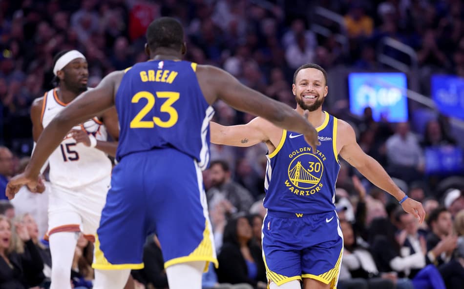 Draymond Green e Stephen Curry em jogo entre Golden State Warriors e Phoenix Suns na NBA (Foto: Ezra Shaw/Getty Images/AFP)