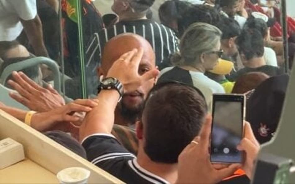 Felipe Melo é agredido por torcedor do Corinthians no Mané Garrincha, em Brasília. (Foto: Divulgação/ Lance!)