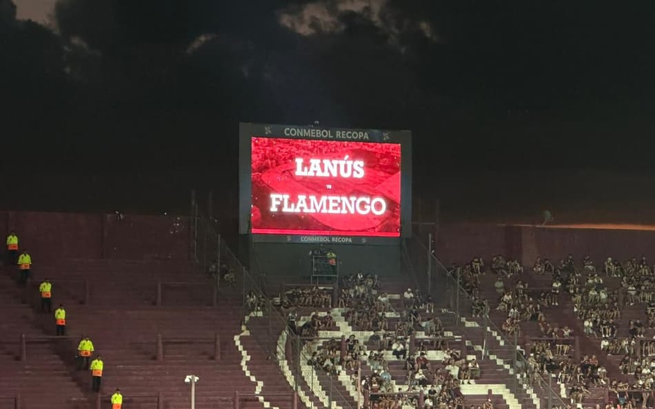 Torcedores nas arquibancadas do Estadio Ciudad de Lanús, antes do jogo entre LAnús e Flamengo, pela Recopa Sul-Americana (Foto: Lucas Bayer/Lance!)