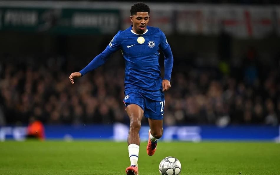Wesley Fofana, do Chelsea, foi alvo de ofensas raciais nas redes sociais (Foto: Reprodução)