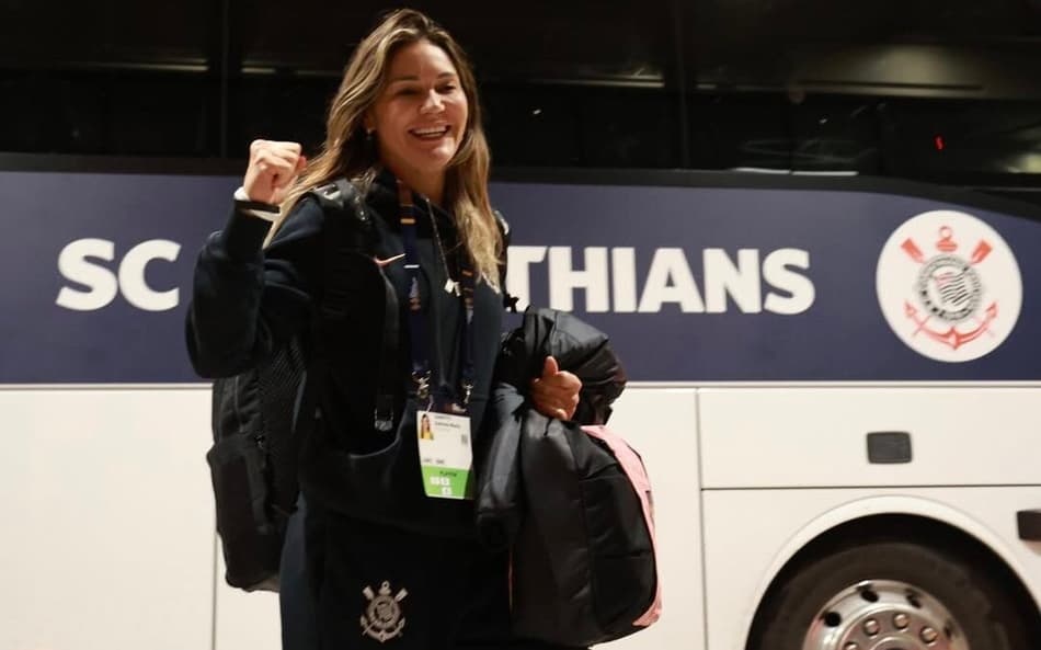Gabi Zanotti durante chegada do Corinthians no Emirates Stadium. (Foto: Rodrigo Gazzanel / Corinthians)