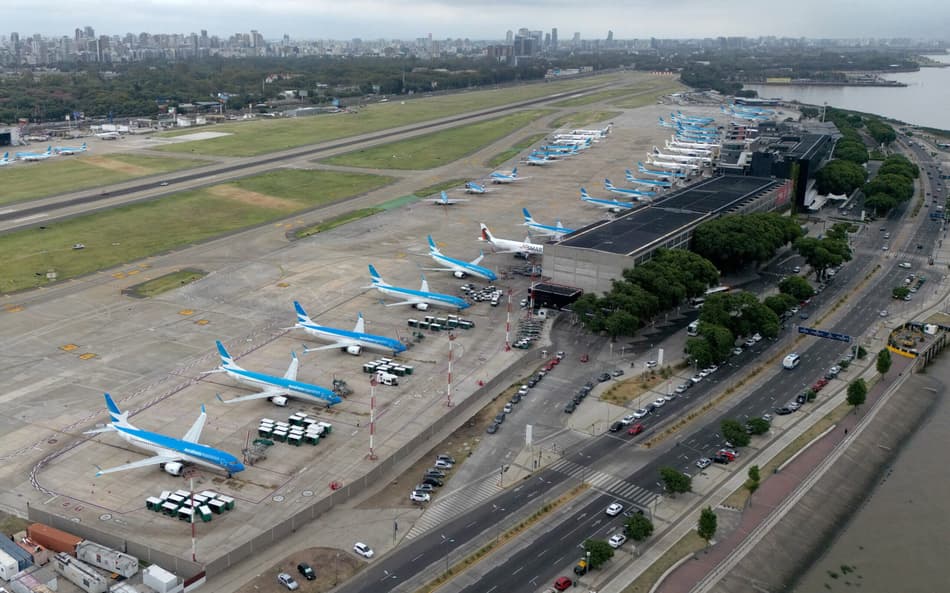 Aviões estão todos parados nesta quinta no aeroporto Jorge Newbery (Aeroparque), em Buenos Aires