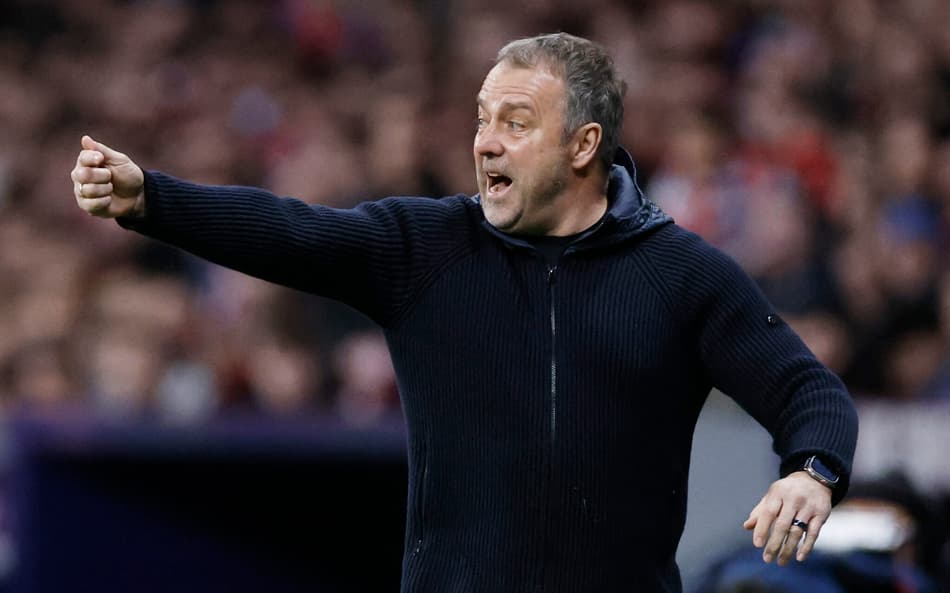 Hansi Flick, técnico do Barcelona, durante derrota para o Atlético de Madrid (Foto: Oscar DEL POZO / AFP)