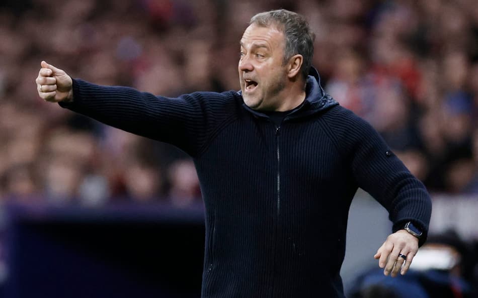 Hansi Flick, técnico do Barcelona, durante derrota para o Atlético de Madrid (Foto: Oscar DEL POZO / AFP)