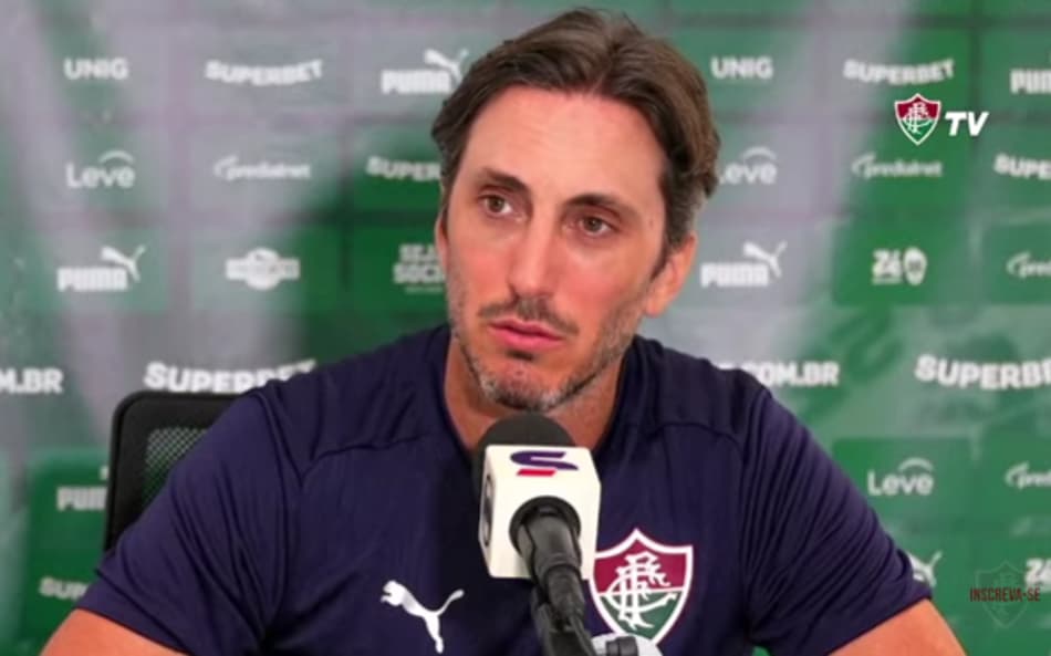 Zubeldía em coletiva pelo Fluminense (Foto: Reprodução)