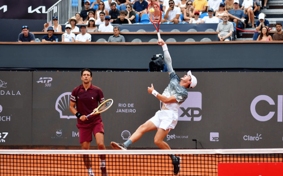 João Fonseca smasha ao lado de Marcelo Melo na final do Rio Open (Foto: Fotojump)