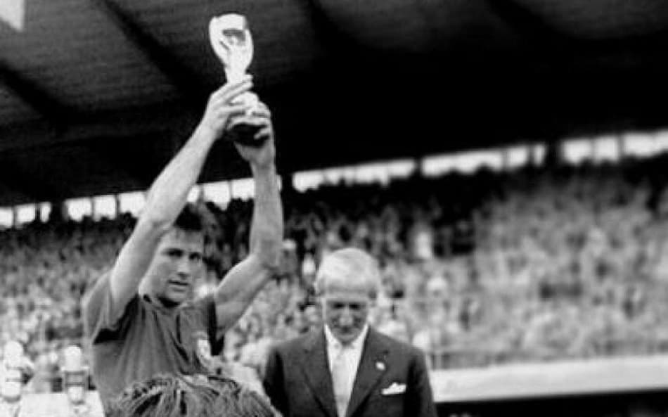 Bellini levanta a Taça Jules Rimet
