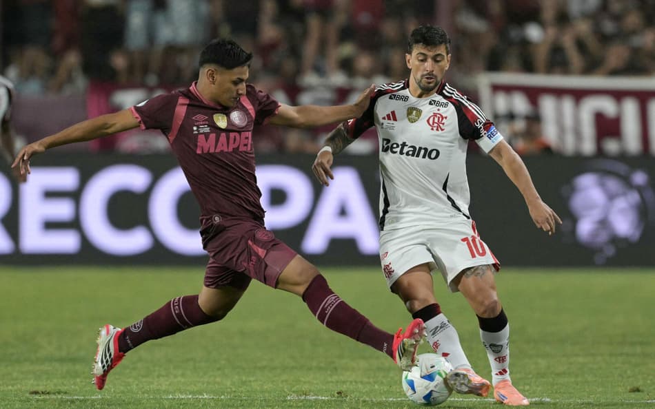 Arrascaeta em ação em Lanús x Flamengo pela Recopa Sul-Americana